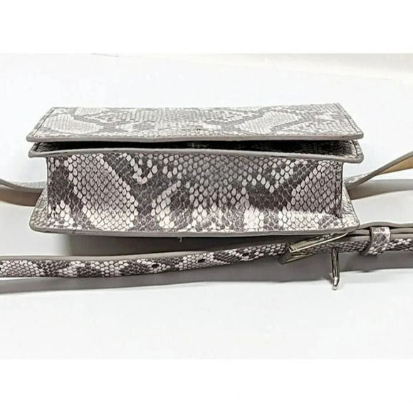 Calvin Klein Wide Flap Embossed Monogram Belt Bag Buckle Size M (MSRP $98) - Picture 7 of 12